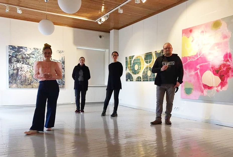 Vuoden Taiteilija 2021 Minna Poikonen sekä jäsennäyttely Syklin jury avajaisissa Loimaan Taidemuseolla: Monika Antikainen, Markku Haanpää ja Emilia Karjula.