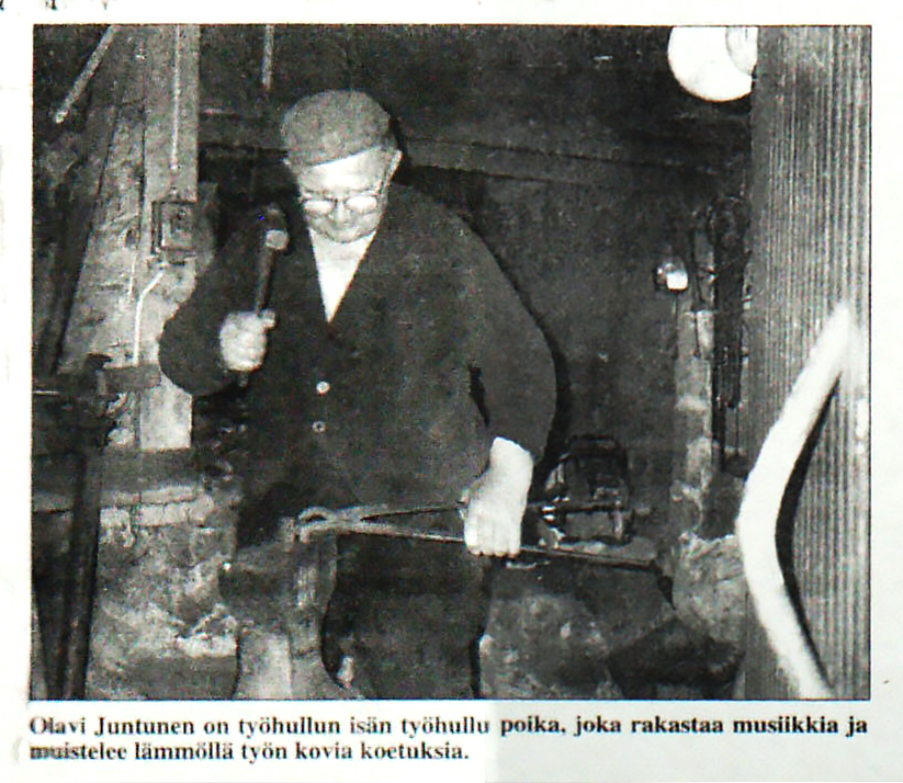 Seppä Olavi Juntunen pajassaan Lapinlahden Sepänmäellä. 1996. Kuva: Iisalmen Sanomat 16.6.1996.