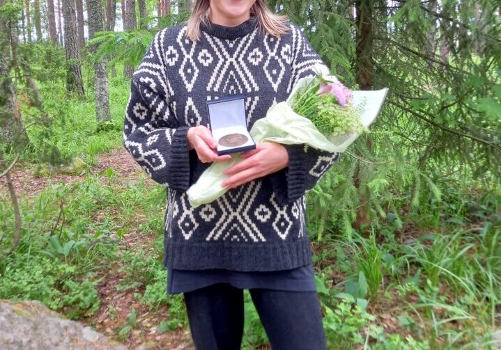 Kuvassa Mustarinda-seura ry:n toiminnanjohtaja Miina Kaartinen palkinnon vastaanottaneena Lahden Radiomäellä. Kuva Nelli Penna.